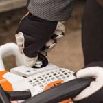 Tool free cap for oil tank