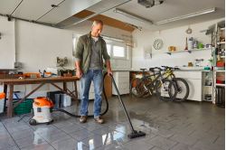 ​Stihl SE 33 Electric Vacuum Cleaner at work