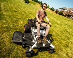Bob-cat ZT2000 zero turn mower with a box steel chassis